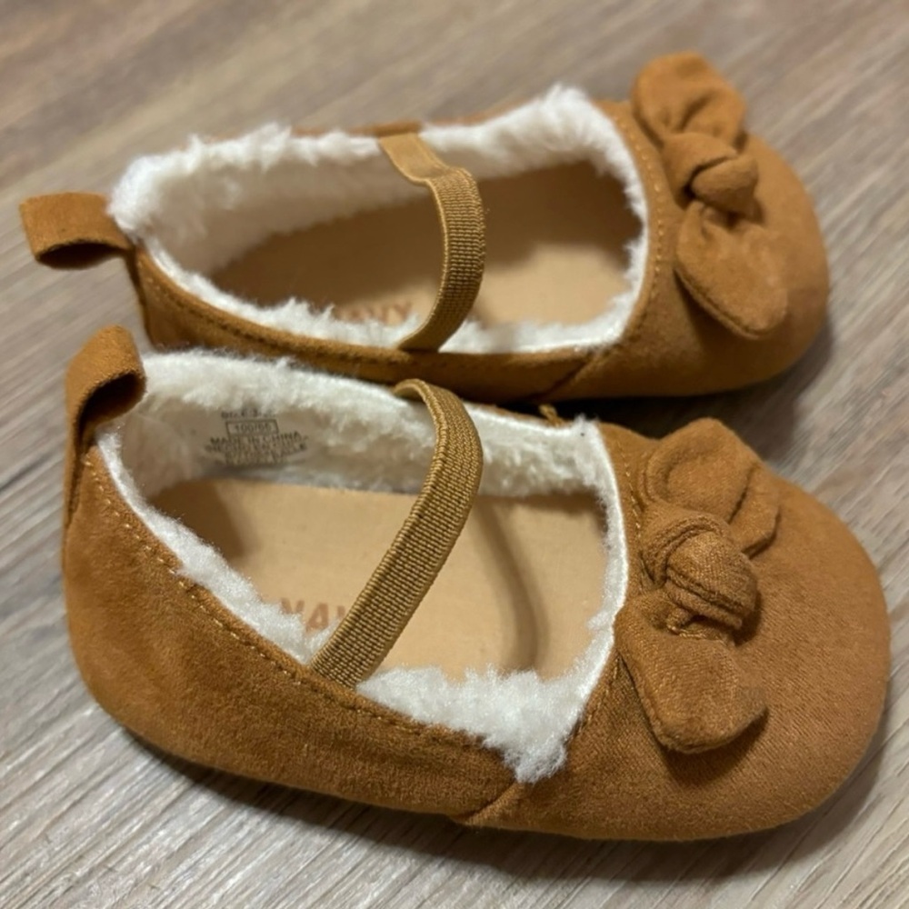 Old Navy Tan Faux Fur Lined Bow Slippers 3-6M EUC